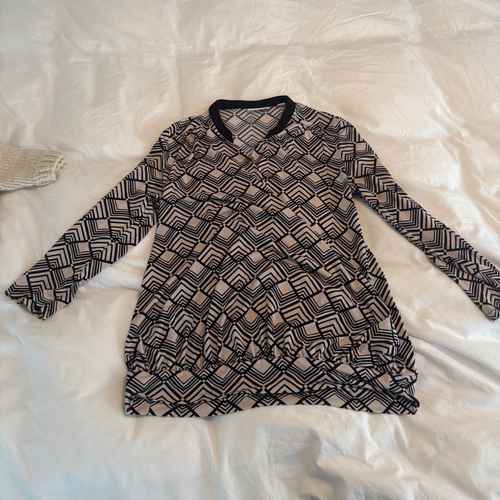 New York & Company Black and Tan Geometric Top